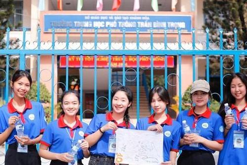Gần 800 tình nguyện viên ở Khánh Hòa 'phủ xanh' các điểm thi