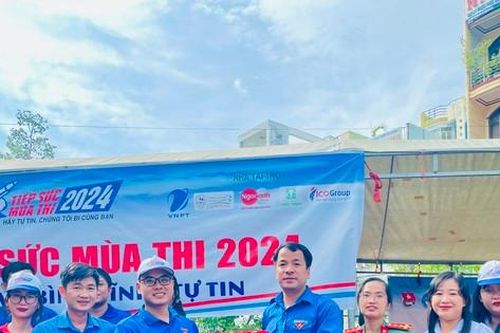 Bí thư T.Ư Đoàn thăm, tặng quà điểm tiếp sức mùa thi tại Cà Mau