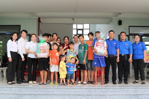 Chi đoàn TAND TP. Bạc Liêu thăm, tặng quà trẻ em mồ côi