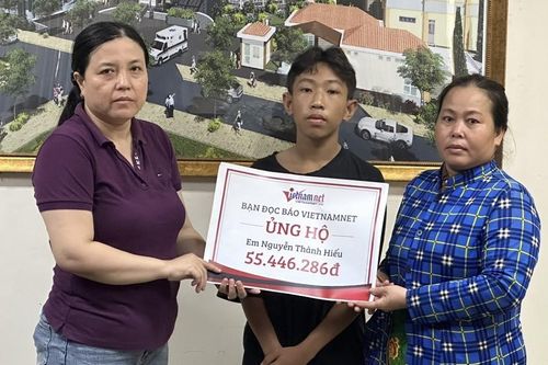 Trao hơn 55 triệu đồng đến em Nguyễn Thành Hiếu