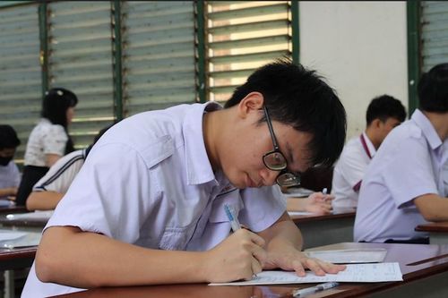 Phụ huynh lo lắng, sĩ tử hào hứng đoán đề Ngữ văn THPT 2024