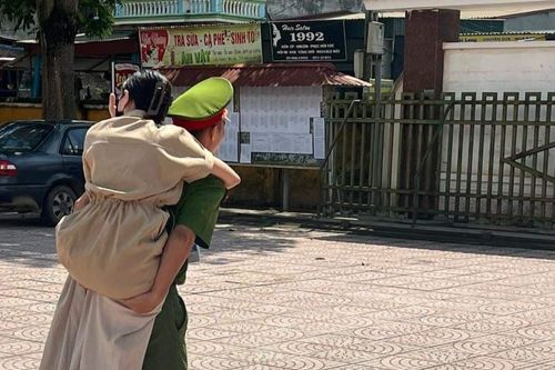Công an cõng nữ sinh khuyết tật đến phòng thi tốt nghiệp THPT