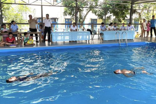 Thị xã nằm giữa 2 con sông lớn tổ chức khóa học bơi cho trẻ dịp hè