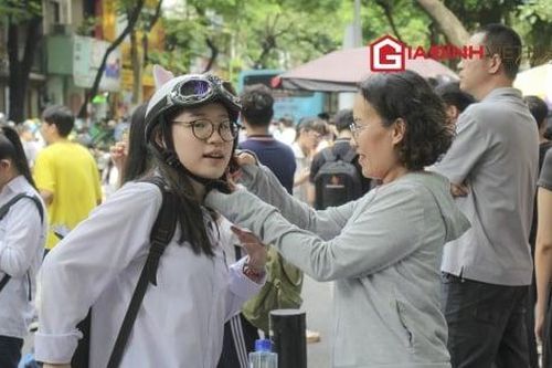 Phụ huynh 'thấp thỏm', thí sinh niềm nở sau bài thi đầu tiên