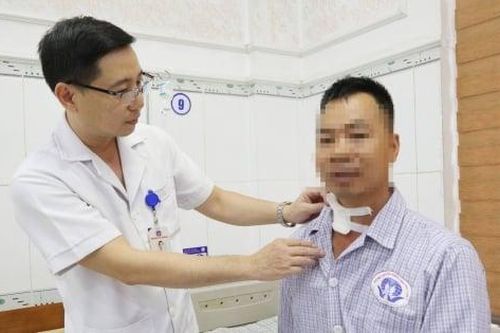 Bị đinh sắt cắm vào cổ nhiều năm không hay biết