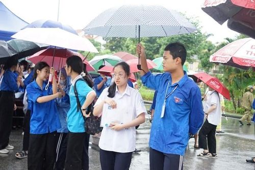 Hải Phòng: Thí sinh đội mưa đến điểm thi tốt nghiệp