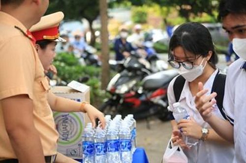 Thí sinh quên giấy tờ được CSGT TP HCM chở về nhà lấy giấy và trở lại điểm thi