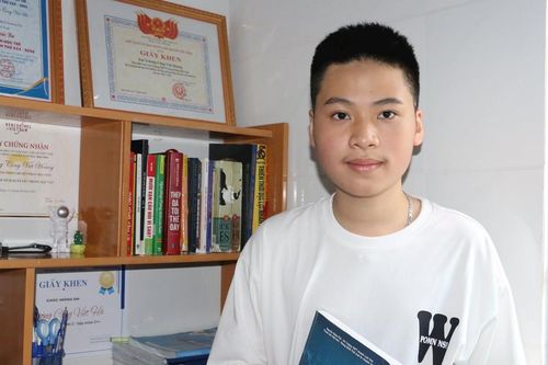 Nam sinh Nghệ An lập 'cú đúp' thủ khoa vào 2 trường chuyên