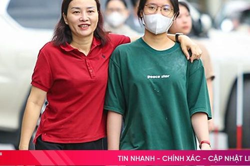 Phụ huynh sát cánh, cùng con 'vượt vũ môn'