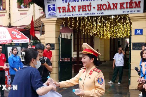Cảnh sát Giao thông Hà Nội tiếp sức các thí sinh 'vượt vũ môn'