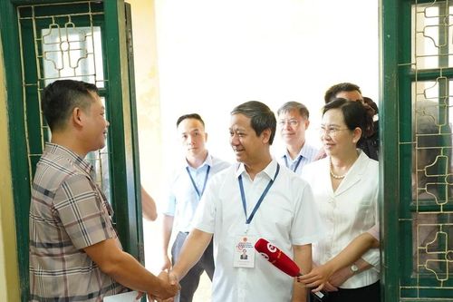 Bộ trưởng Bộ Giáo dục và Đào tạo kiểm tra tổ chức thi tốt nghiệp THPT tại Hà Nam