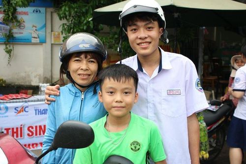 Nhiều thí sinh hạnh phúc vì đề Toán 'dễ thở'