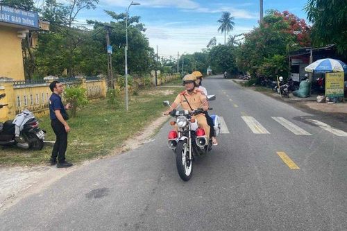 Huế: Dùng xe đặc chủng CSGT chở thí sinh kịp giờ thi tốt nghiệp THPT