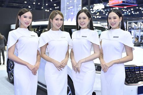 Mê mẩn với nhan sắc dàn mỹ nhân bên xe Kia