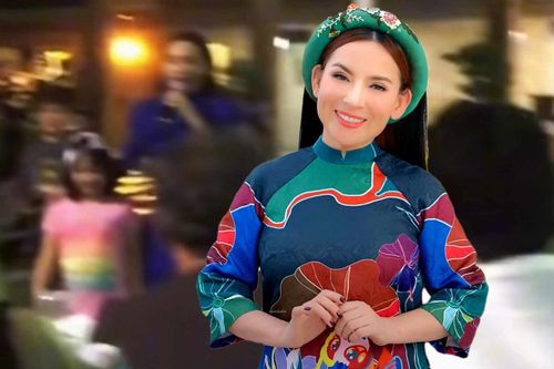 Clip Phi Nhung hát hội chợ khiến khán giả nghẹn ngào: 'Cứ tưởng mới hôm qua'