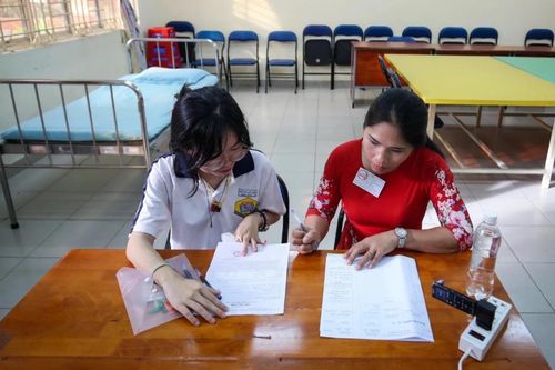 Thi tốt nghiệp THPT: Có một thí sinh nằm viết bài môn Ngữ Văn