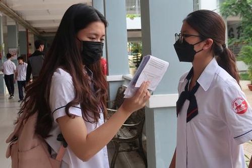Thí sinh tranh thủ ôn tập sát giờ thi tốt nghiệp THPT năm 2024