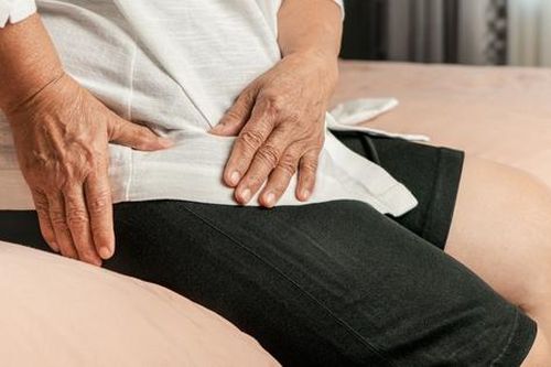 Cơn đau nhức hông lan xuống chân cảnh báo điều gì về sức khỏe?