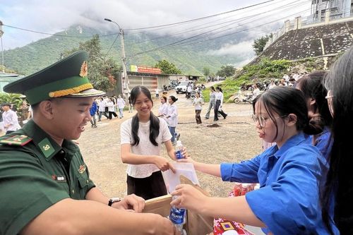 Thanh Hóa: Hình ảnh đẹp về Bộ đội Biên phòng giúp các sĩ tử trong kỳ thi tốt nghiệp THPT