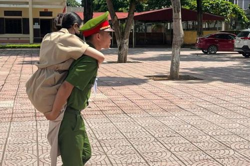Phú Thọ: Xúc động hình ảnh cán bộ Công an cõng thí sinh khuyết tật vào phòng thi