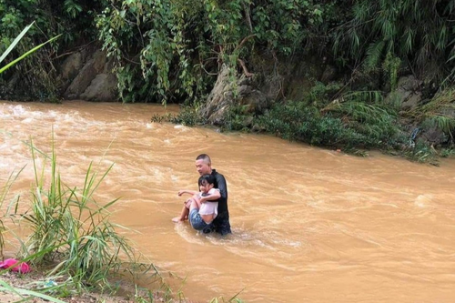 Yên Bái: 2 thanh niên dũng cảm lao xuống suối dữ cứu bé gái bị nước cuốn trôi