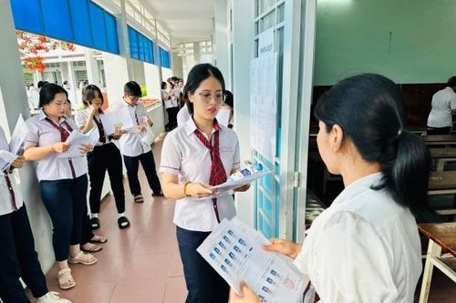 Hơn 34 ngàn thí sinh Đồng Nai bắt đầu làm bài thi đầu tiên, kéo dài 120 phút