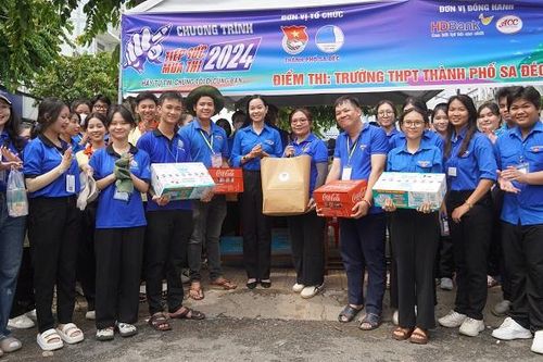 Thăm, tặng quà các Đội hình 'Tiếp sức mùa thi'