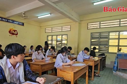 Các thí sinh làm thủ tục dự thi tốt nghiệp THPT tỉnh Gia Lai năm 2024