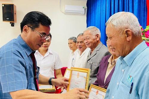 Pleiku khen thưởng 17 người cao tuổi có thành tích trong xây dựng hệ thống chính trị cơ sở