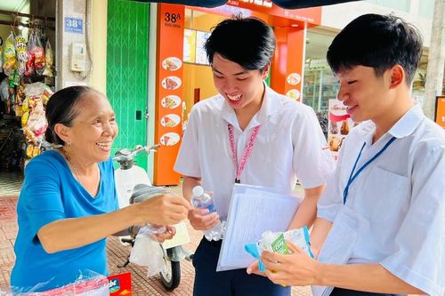 Cụ bà 65 tuổi ở Gia Lai tham gia tiếp sức mùa thi