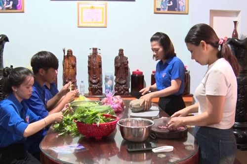 Cán bộ Đoàn ở huyện Đức Cơ tự bỏ tiền… nấu ăn cho thí sinh