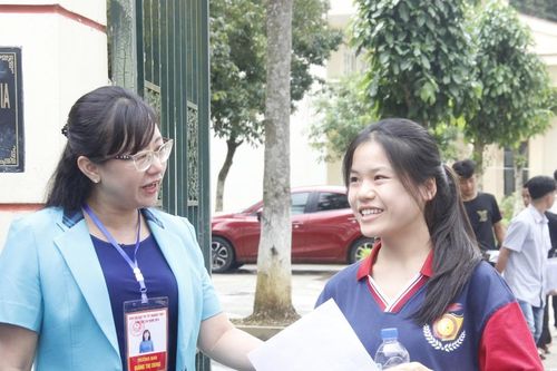 Đồng chí Giàng Thị Dung, Phó Chủ tịch UBND tỉnh kiểm tra công tác tổ chức kỳ thi tốt nghiệp THPT tại huyện Mường Khương