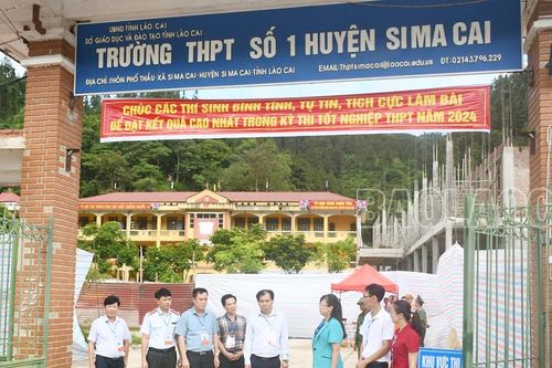Phó Chủ tịch UBND tỉnh Giàng Thị Dung kiểm tra công tác tổ chức kỳ thi tốt nghiệp THPT tại huyện Si Ma Cai