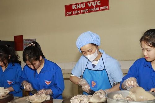 Ấm áp những suất cơm miễn phí cho học sinh