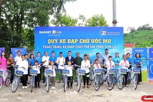 Trao tặng 10 xe đạp cho học sinh nghèo vượt khó huyện Mai Sơn