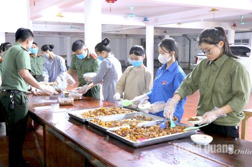 Ấm áp bữa ăn miễn phí dành cho các thí sinh