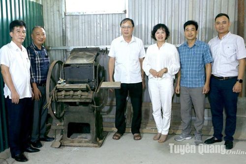 Trao tặng hiện vật báo chí cho Bảo tàng Báo chí Việt Nam