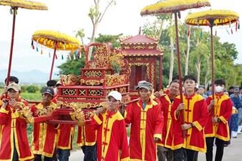 Cung nghinh hương linh người có công xây dựng cầu ngói Thanh Toàn
