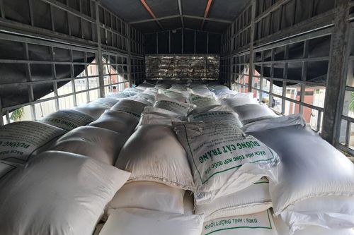 Tạm giữ 16 tấn đường cát nghi nhập lậu tại Long An