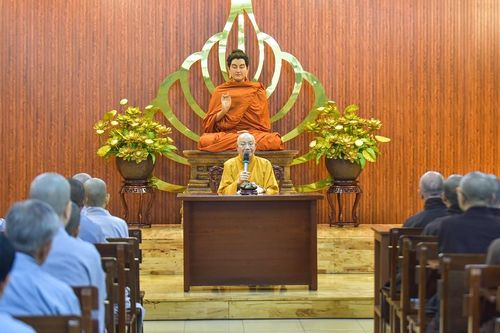 Trưởng lão Hòa thượng Thích Minh Thông sách tấn các hành giả tại hạ trường chùa Vạn Đức (TP.HCM)