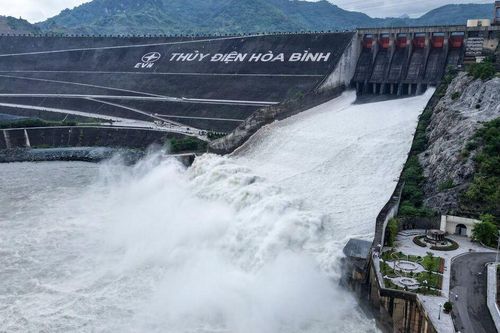 Cận cảnh thủy điện Hòa Bình xả lũ