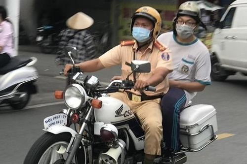 Nhiều thí sinh được lực lượng Công an hỗ trợ đưa tới điểm thi kịp thời