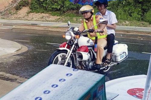 CSGT dùng mô tô đặc chủng đưa thí sinh đến điểm thi đúng giờ