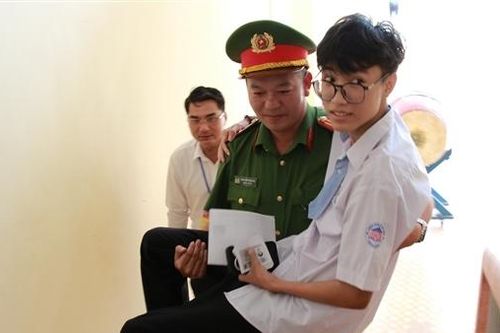 Cán bộ Công an bế thí sinh bị tai nạn đi thi tốt nghiệp THPT