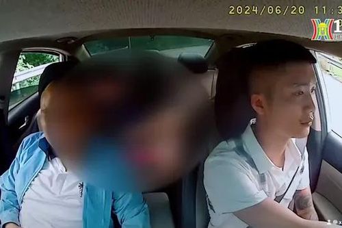 Hành động đẹp của tài xế taxi cứu gia đình gặp nạn