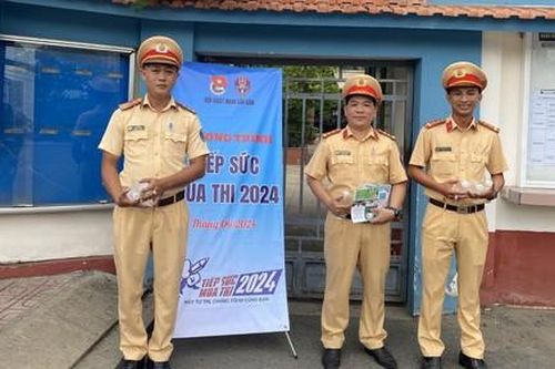 CSGT TPHCM hỗ trợ nữ sinh về nhà lấy máy tính để thi môn Toán