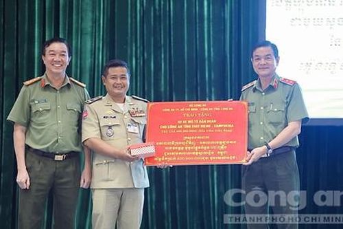 Công an TPHCM và Công an Long An tăng cường giao lưu, hợp tác với Công an Campuchia