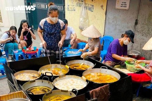 Quán bánh rán mặn hơn 30 năm ở Hồ Tây không biển hiệu vẫn hút khách