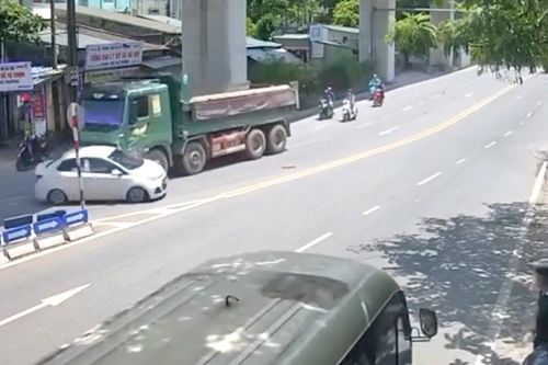Khuất tầm nhìn, xe ben húc văng ô tô con vào dải phân cách