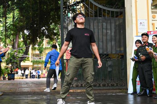 Nam sinh ăn mừng như ngôi sao bóng đá sau khi hoàn thành môn Văn